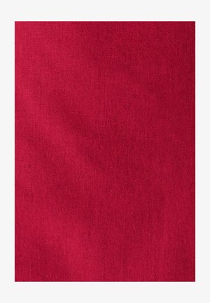Rode stof met een gladde, licht textuur. Het materiaal lijkt geweven en vertoont een consistente kleur doorheen.