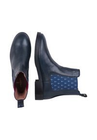 Marineblå læder ankelstøvler med et mønstret blåt elastisk sidelæg. Har en rund tå og en lav stablet hæl.