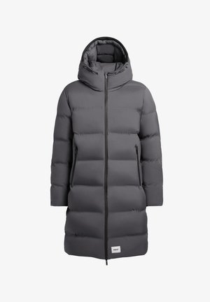 Donkergrijze pufferjas met een capuchon, voorzien van een ritssluiting aan de voorkant, twee zijzakken en een horizontale doorgestikte textuur. Zwart ritsaccent.