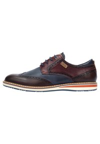 Chaussures en cuir marron et bleu marine avec des détails en brogue, un bout rond et une semelle contrastante blanche et orange. Système de laçage à six œillets.