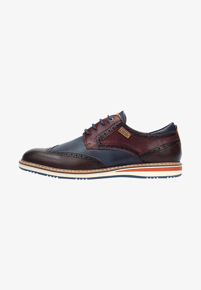 Chaussures en cuir marron et bleu marine avec des détails en brogue, un bout rond et une semelle contrastante blanche et orange. Système de laçage à six œillets.
