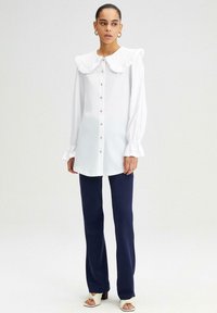 Touché Privé COLLAR DETAILED - Bluza z gumbi - white