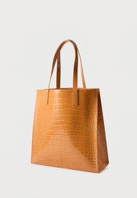 Rjava torbica s prevleko iz krokodilje usnje z dvema dolgima ročajema, pravokotne oblike, gladke teksture in sijočega zaključka. Minimalističen dizajn brez kovinskih dodatkov.