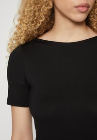 Vero Moda VMPANDA SHORT DRESS  - Trikotāžas kleita - black
