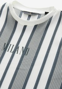 Next REGULAR FIT - VERTICAL STRIPE - T-shirts print - grey white