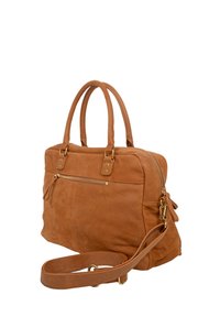 Sac fourre-tout en cuir brun avec deux poignées, une bandoulière amovible, une poche zippée à l'avant et une texture subtile. Forme rectangulaire classique.