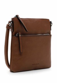 Borsa a spalla in pelle marrone con tasca con zip, tracolla regolabile e texture liscia. Presenta un logo impresso sul davanti.