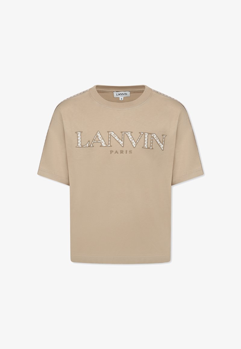 T-shirt in cotone beige con maniche corte, caratterizzato dal logo "LANVIN PARIS" in una tonalità più scura e dettagli testurizzati lungo le spalle.