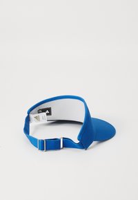 Boné azul feito de algodão, com uma aba curva e macia e uma fita ajustável na parte de trás. O interior possui uma etiqueta com a marca.