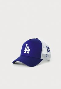 Lilla baseballcaps med hvid mesh bag, prydet med "LA" logo i hvid broderi og et lille mærke med "New Era" logoet på siden.
