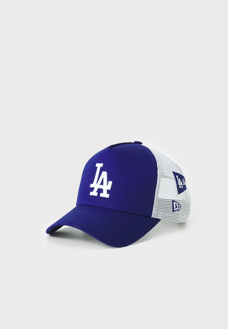 Lilla baseballcap med hvit nettingbakside, med "LA" logo i hvit brodering og en liten etikett med "New Era" logo på siden.