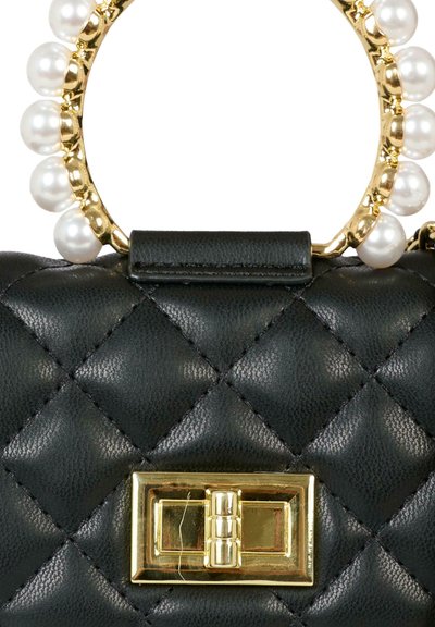 Borsa a tracolla nera in pelle trapuntata con chiusura rettangolare dorata e manico dorato adornato con grandi perle bianche.