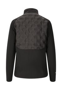 Schwarze Jacke mit einem strukturierten, gepolsterten Rückenteil und glatten Ärmeln; gerade Schnittführung mit hohem Kragen und minimalen Details.