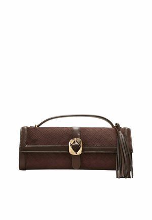 Mørkebrun rektangulær clutch taske med tekstureret stof, guldlås spænde, top håndtag og læder kvast detalje på siden.
