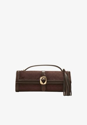 Mørkebrun rektangulær clutch taske med tekstureret stof, guldlås spænde, top håndtag og læder kvast detalje på siden.