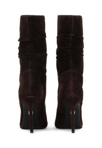 Brūni zīda augstpapēžu zābaki ar vaļīgu dizainu, ar šauru purngalu un elegantu stiletto papēdi. Tekstūrēta virsma ar mīkstiem locījumiem.
