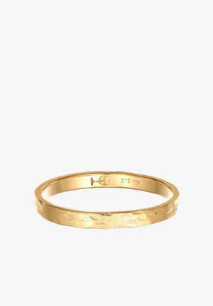 Anneau fin en or avec une texture martelée et des poinçons gravés sur la face intérieure, posé sur un fond blanc.