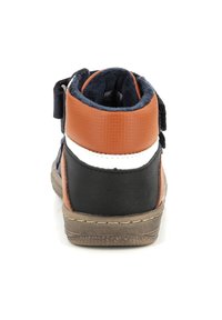 Zapatillas altas de corte que presentan una parte superior de cuero texturizado marrón, acentos en negro y blanco, y una suela de goma gris. Cierre con tira de Velcro.