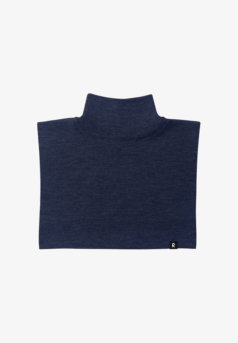 Granatowy sweter z golfem, o prążkowanej fakturze, dopasowany i o miękkim wykończeniu, z małą metką logo w dolnym rogu.