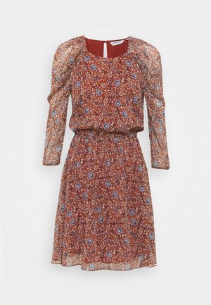 Roestrood bloemenjurkje met geplooide lange doorschijnende mouwen, ronde halslijn, getailleerde taille en een vloeiende rok van knie lengte.