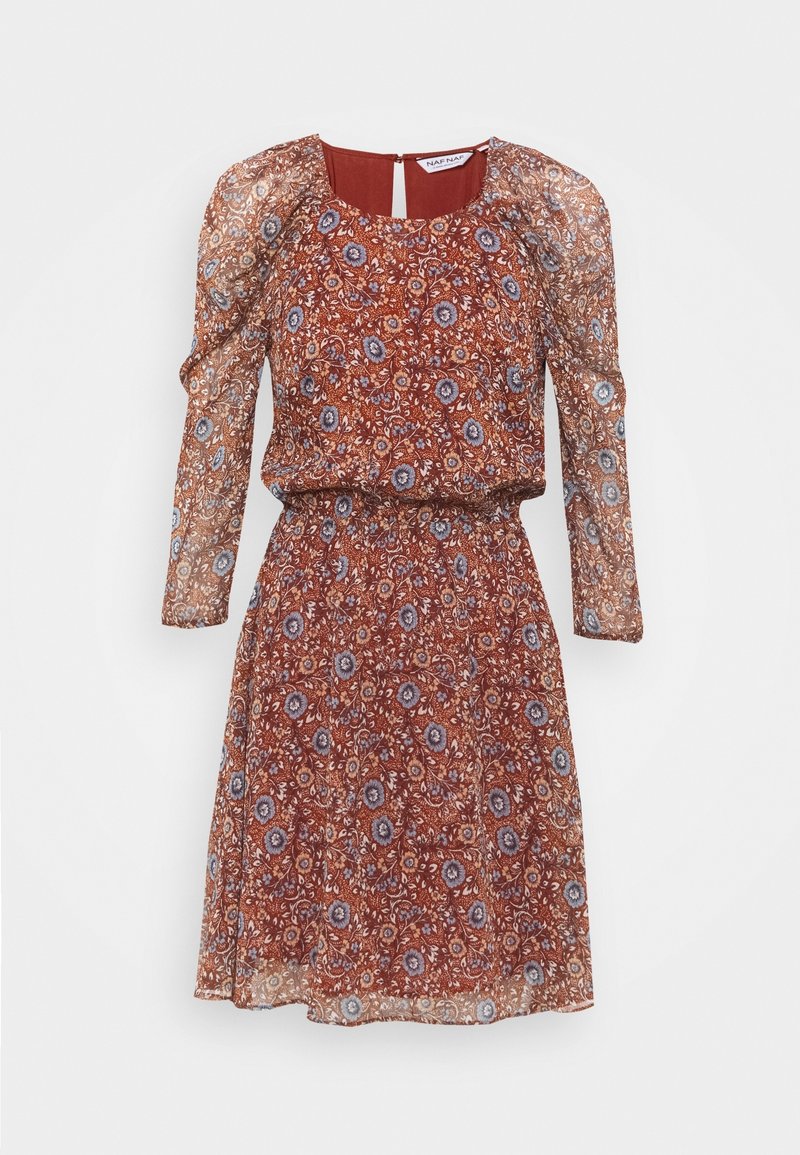 Robe fleurie rouge rouille avec manches longues bouffantes en tissu transparent, col rond, taille cintrée et jupe évasée atteignant le genou.