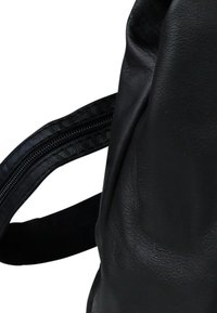 Schwarzer Lederrucksack mit einem strukturierten Stoffakzent im Reißverschlussbereich und einem glatten, strapazierfähigen Körper. Keine sichtbaren Logos oder Muster.