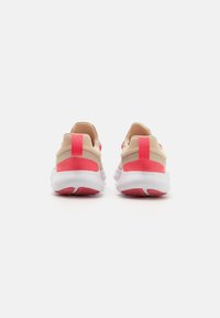 Lichtbeige sportieve schoenen met roze accenten en een gestructureerde mesh bovenkant. Voorzien van een witte rubberen zool en een contrasterende hieltab.