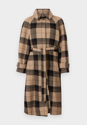 Beige és fekete kockás kabát övvel a deréknál, gombos elülső részel és oldalsó zsebekkel. Gallérral és középhosszú ujjal rendelkezik.