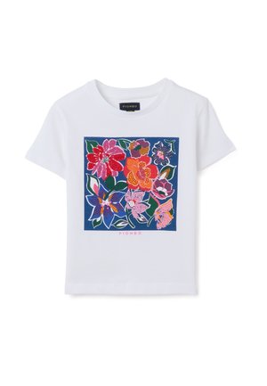 Camiseta blanca de manga corta con diseño floral colorido en un cuadrado azul en el frente, con flores rojas, naranjas, rosas y moradas.