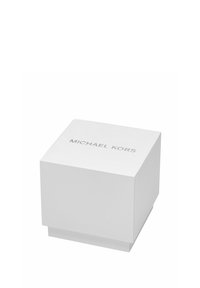 Weißer quadratischer Geschenkkarton mit strukturiertem Oberflächen und einem silbernen "MICHAEL KORS"-Logo auf dem Deckel. Die Box hat eine sichere, leicht erhöhte Basis.