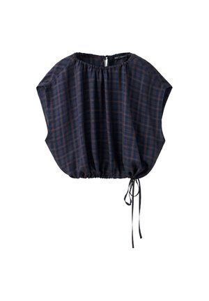 Top suelto de manga corta en cuadros azul marino y marrón, con cuello fruncido y bajo elástico con cordón sobre fondo blanco.