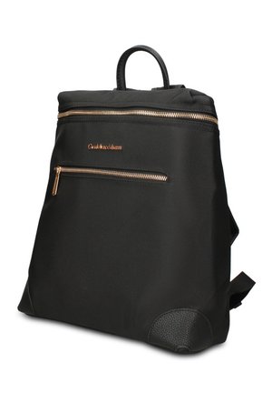 Sac à dos en tissu noir avec fermetures éclair dorées, poche zippée à l'avant, poignée supérieure et protections d’angle noires texturées.