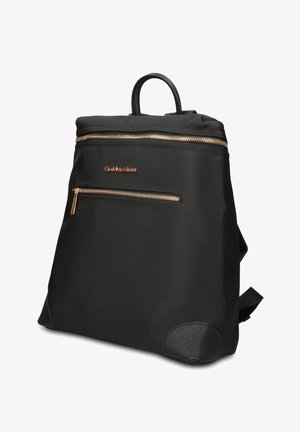 Sac à dos en tissu noir avec fermetures éclair dorées, poche zippée à l'avant, poignée supérieure et protections d’angle noires texturées.