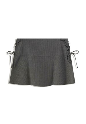 Jupe grise à rayures avec ruching sur le côté, liens et silhouette évasée. La texture du tissu semble lisse avec un léger éclat.