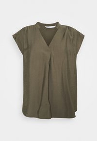 Blusa verde oliva con scollo a V, maniche a cappuccio e morbida texture. Presenta un leggero drappeggio e una vestibilità ampia, con orlo arrotondato.