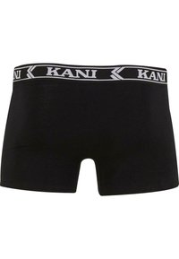 Fekete boxeralsó, pamutfelból készült, széles gumírozott derékkal, rajta fehér "KANI" logóval, rövid szárú és sima tapintású.