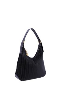 Bolso hobo negro texturizado con forma curvada, asa de cuero suave, acentos de hardware dorado y una etiqueta de logotipo metálica.