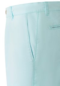 Helle blaue Hose aus glattem Stoff, mit einer Vordertasche, Gürtelschlaufen und detaillierter Naht, die ein maßgeschneidertes Design zeigt.