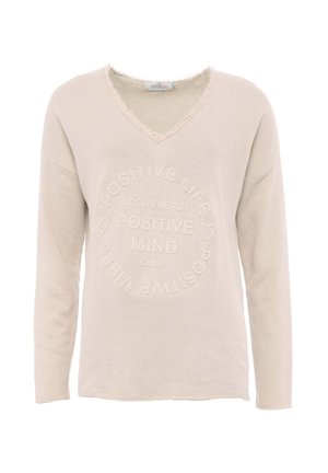Beige Pullover mit langen Ärmeln und V-Ausschnitt aus strukturiertem Stoff, mit prägnantem Text in einem kreisförmigen Design. Unbearbeitete Kanten um den Ausschnitt.