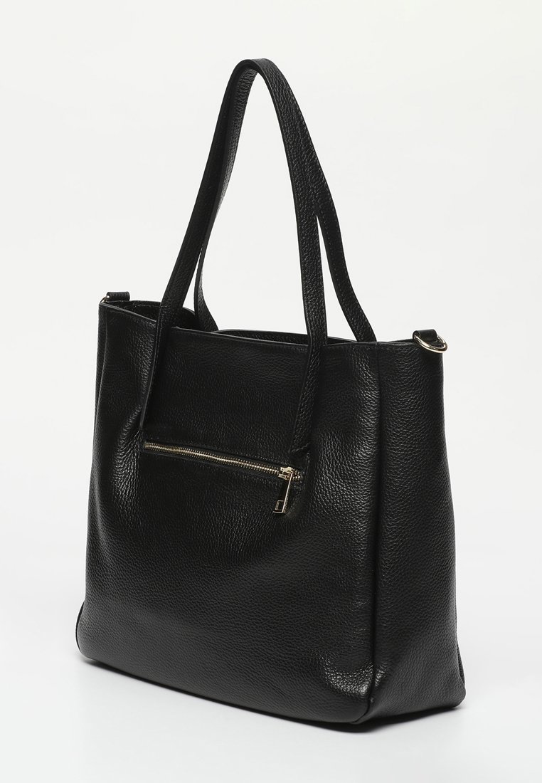 Schwarze Leder-Tote-Bag mit strukturiertem Äußeren, zwei langen Griffen und einer Vorderreißverschlusstasche. Einfaches Design, rechteckige Form und minimales Zubehör.