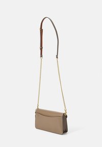 COACH TABBY CHAIN CLUTCH IN SIGNATURE LEATHER - Sac bandoulière - dark stone