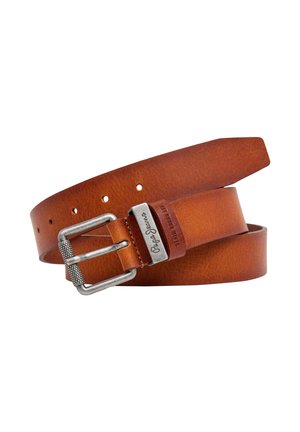 Cintura in pelle marrone con finitura testurizzata, dotata di cinque fori, una fibbia in metallo con tono argento e un attacco a cui è stampato il logo.