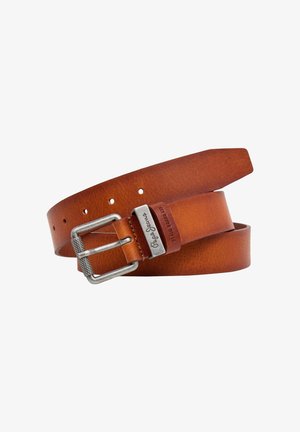 Cinturón de cuero marrón con un acabado texturizado, que cuenta con cinco agujeros, una hebilla de metal en tono plateado y un lazo de sujeción con el logotipo grabado.