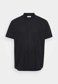 Polo negru dintr-un material texturat, cu guler clasic, închidere cu trei nasturi și mâneci scurte cu tivuri ribbate.