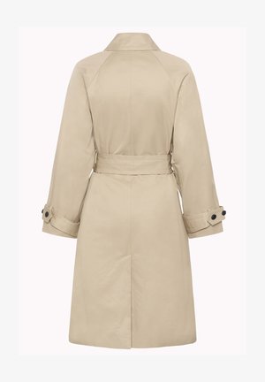 Beežika pikk trentšmantel vööga taljel, laiad mansetid mustade nappidega ja tagumine lõhik, nähtud tagantpoolt.