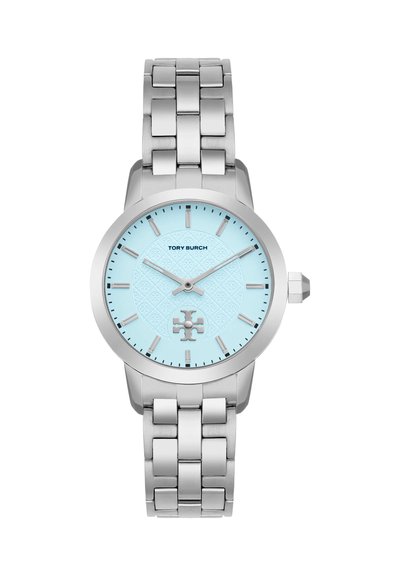 Ceas de mână din metal argintiu cu cadran albastru deschis, marcaje argintii pentru ore, logo Tory Burch și brățară metalică cu zale.