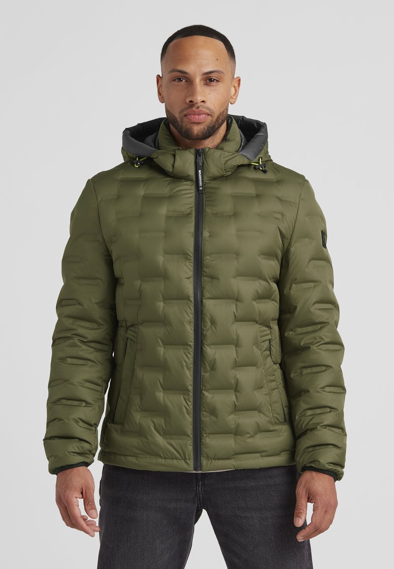 Olivgrüne gepolsterte Jacke mit Kapuze, mit einem Reißverschluss, strukturiertem Steppdesign und schwarzen Akzenten am Reißverschluss und den Bündchen.