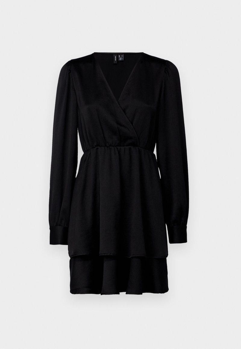 Robe noire à manches longues, en tissu texturé, avec une taille définie et un ourlet superposé. Présente un décolleté en V profond et des poignets boutonnés.