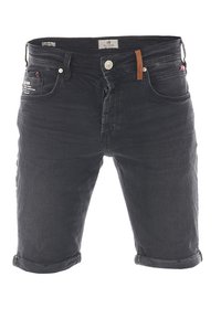 Shorts de mezclilla negra con un diseño clásico de cinco bolsillos, con dobladillos enrollados y un acento de cuero marrón en la cinturilla. Textura desgastada y costuras.