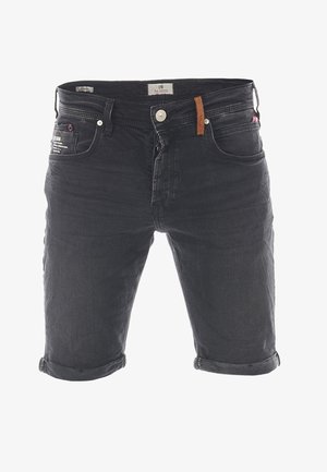 Schwarze Denim-Shorts mit klassischem Fünf-Taschen-Design, umgeschlagenen Säumen und braunem Lederakzent am Bund. Abgenutzte Textur und Nähte.